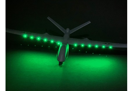 osvětlení pro noční létání šedého letadla
